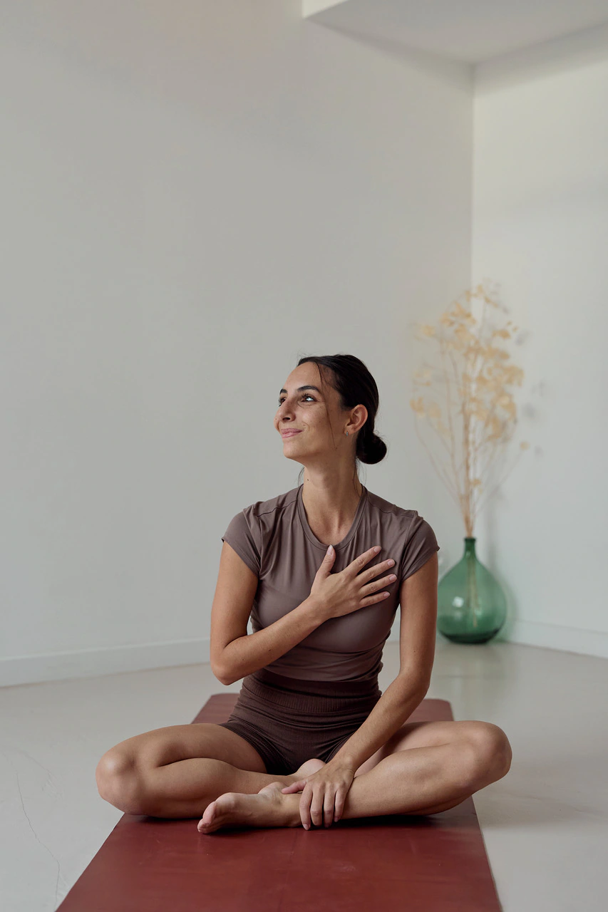 Laura — Yoga Vinyasa à Marseille Laura enseigne un yoga vinyasa fluide, dynamique et accessible, où respiration et mouvement se synchronisent.